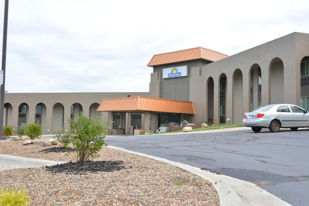 Days Inn By Wyndham Clive - West Des Moines Exterior foto