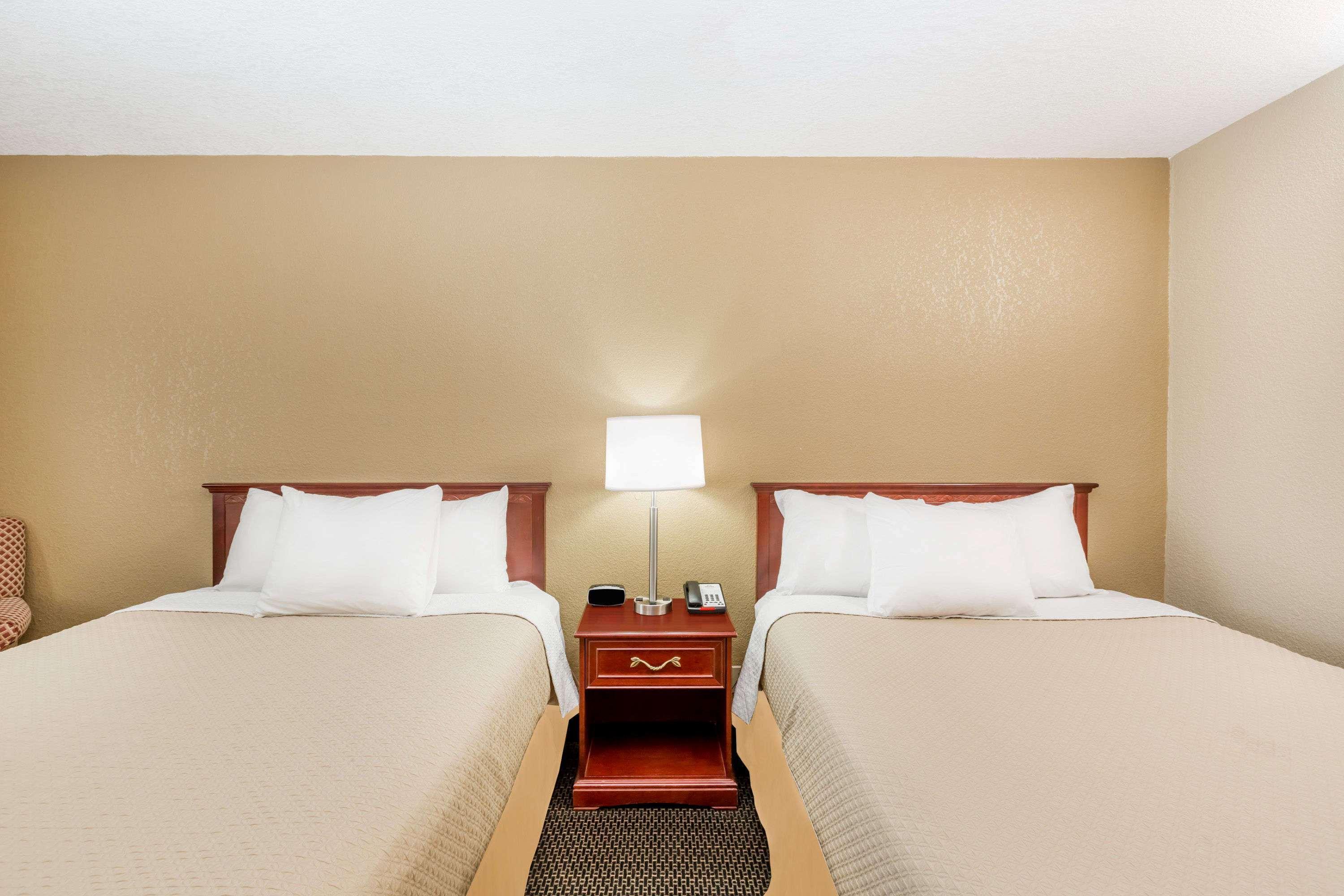 Days Inn By Wyndham Clive - West Des Moines Exterior foto