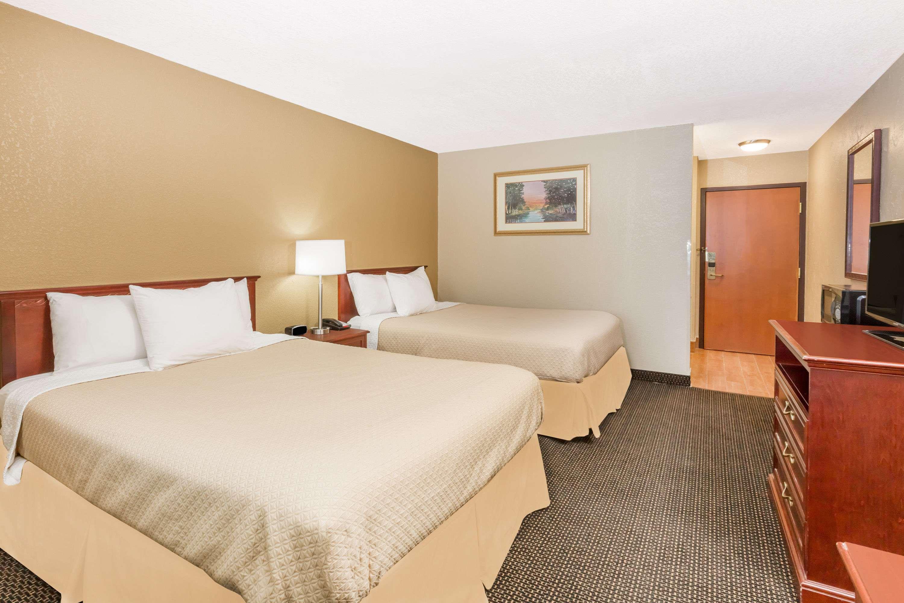 Days Inn By Wyndham Clive - West Des Moines Exterior foto
