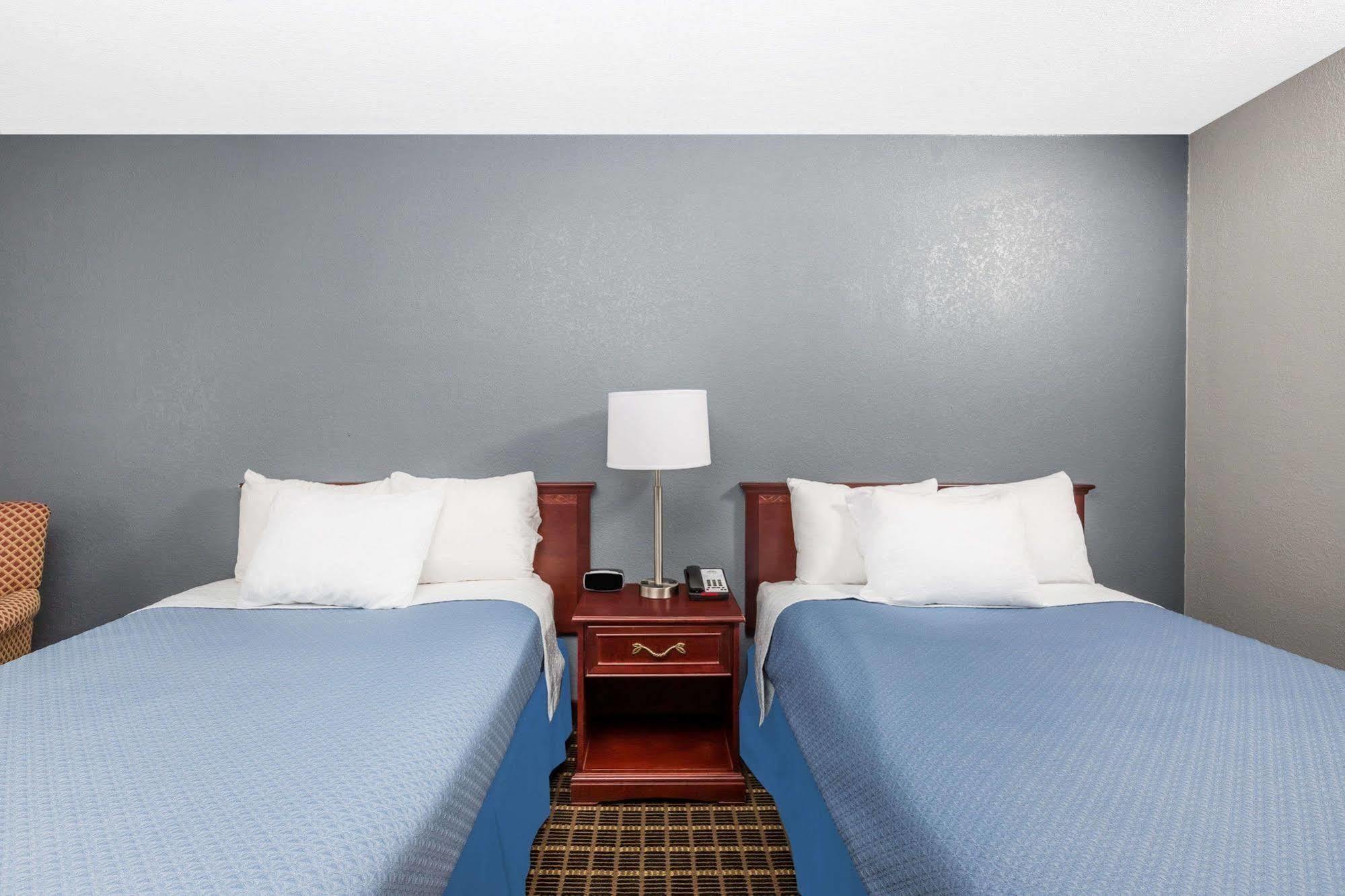 Days Inn By Wyndham Clive - West Des Moines Exterior foto